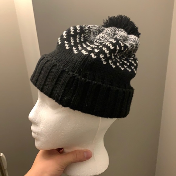 Black beanie with pom-pom - Picture 1 of 3